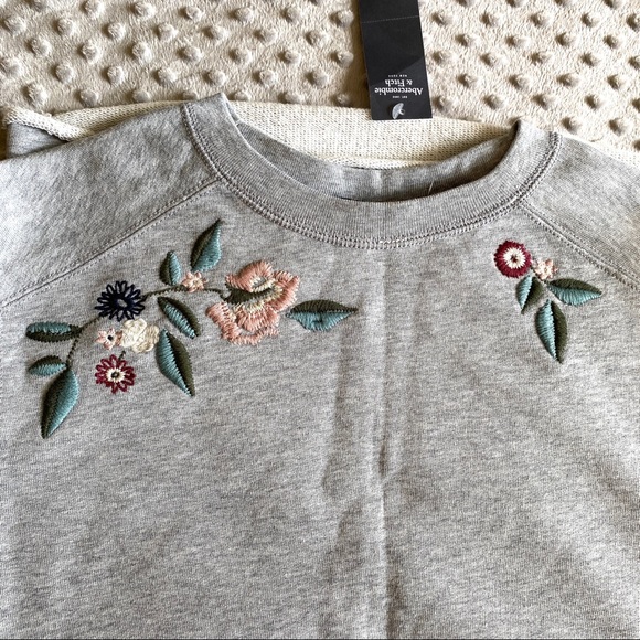 Sweatshirt Dress 🧢 👟 🍸 - Picture 3 of 3